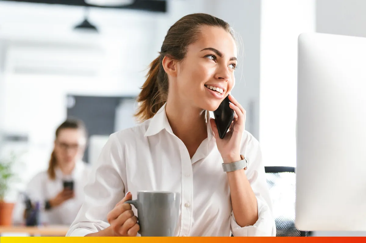 Bild B Eine fröhliche weiblich Person mit Teleffon am Ohr