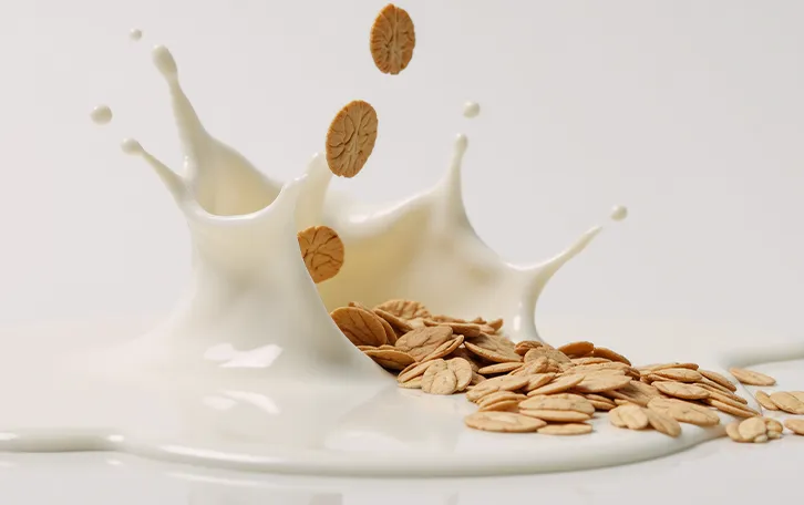 Lebensmittel mit hohem Vitamin D Gehalt angereicherte Produkte Kekse, die in Jogurt fallen und dabei der Jogurt durch die Gegend spritzt