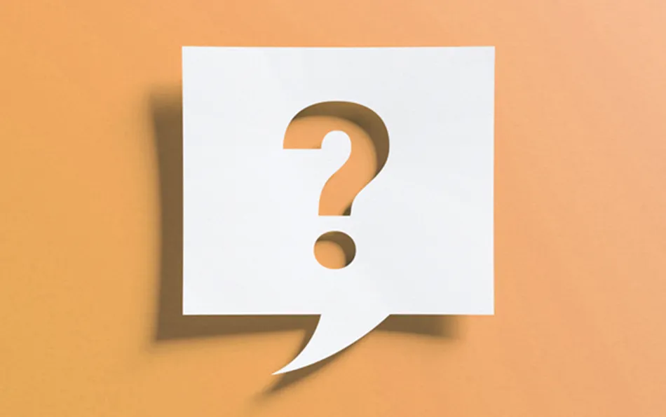 Notizzettel mit Schatten als Sprechblase mit einem Fragezeichen ausgeschnitten vor orangenen Hintergrund